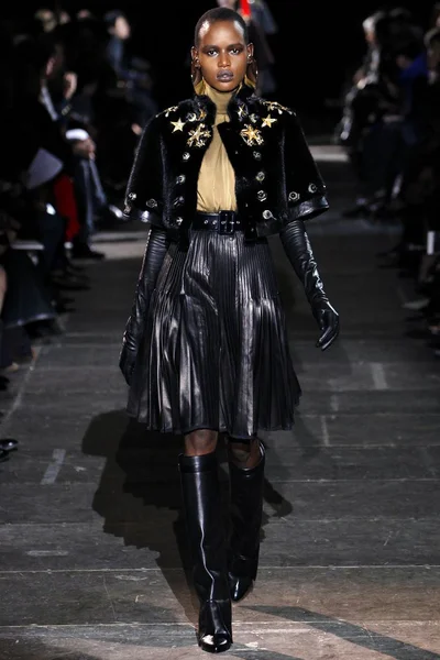 Look 18